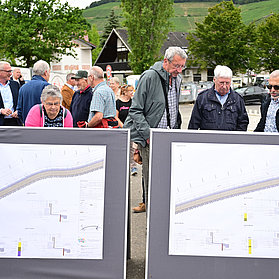Besucher informieren sich über die Baupläne der neuen Carl-von-Ehrenwall-Allee im Stadtteil Ahrweiler.