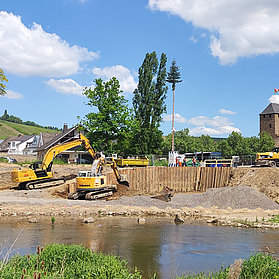 Baustelle der neuen Carl-von-Ehrenwall-Allee Brücke im Stadtteil Ahrweiler am Flussufer im Bau.