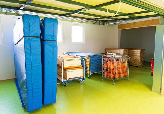 Sporthalle der Grundschule Bad Neuenahr im Stadtteil Bad Neuenahr mit Sportmatten und Bällen.