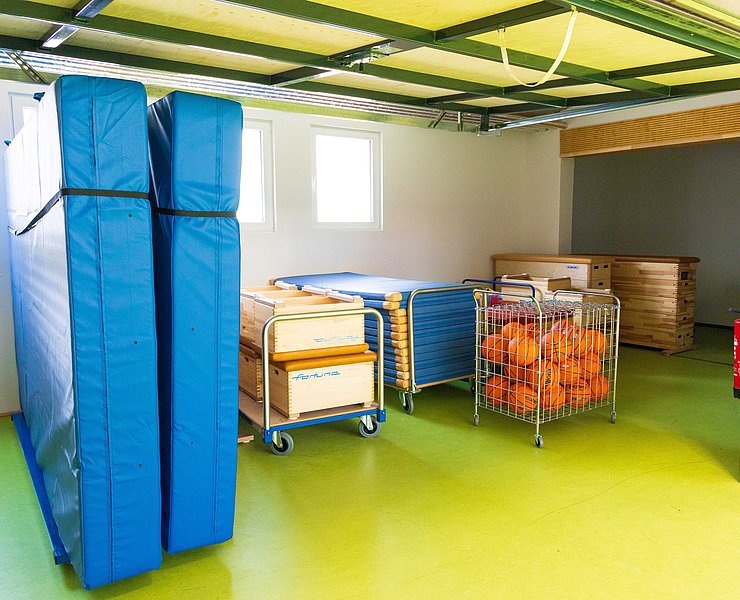 Sporthalle der Grundschule Bad Neuenahr im Stadtteil Bad Neuenahr mit Sportmatten und Bällen.