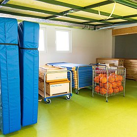 Sporthalle der Grundschule Bad Neuenahr im Stadtteil Bad Neuenahr mit Sportmatten und Bällen.