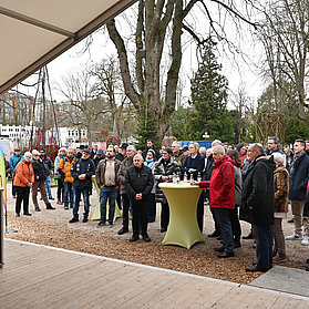 Bürgermeister Guido Orthen hält eine Rede vor Publikum