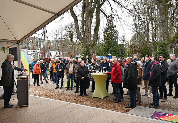 Bürgermeister Guido Orthen hält eine Rede vor Publikum