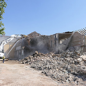 Abrissarbeiten an der Grundschule Bad Neuenahr in Bad Neuenahr-Ahrweiler für den Neubau.