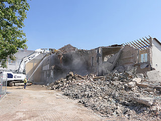 Abrissarbeiten an der Grundschule Bad Neuenahr in Bad Neuenahr-Ahrweiler für den Neubau.