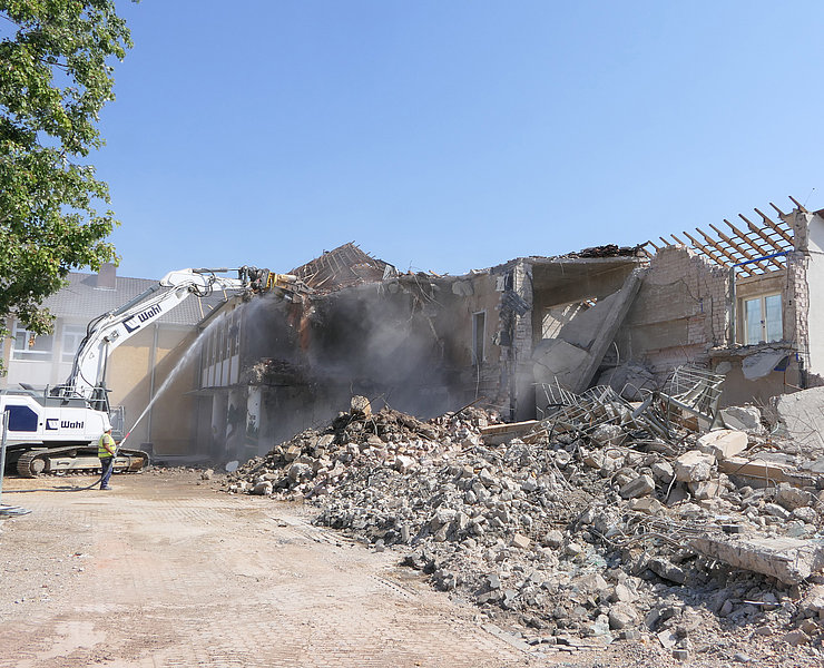 Abrissarbeiten an der Grundschule Bad Neuenahr in Bad Neuenahr-Ahrweiler für den Neubau.