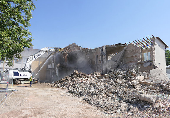 Abrissarbeiten an der Grundschule Bad Neuenahr in Bad Neuenahr-Ahrweiler für den Neubau.