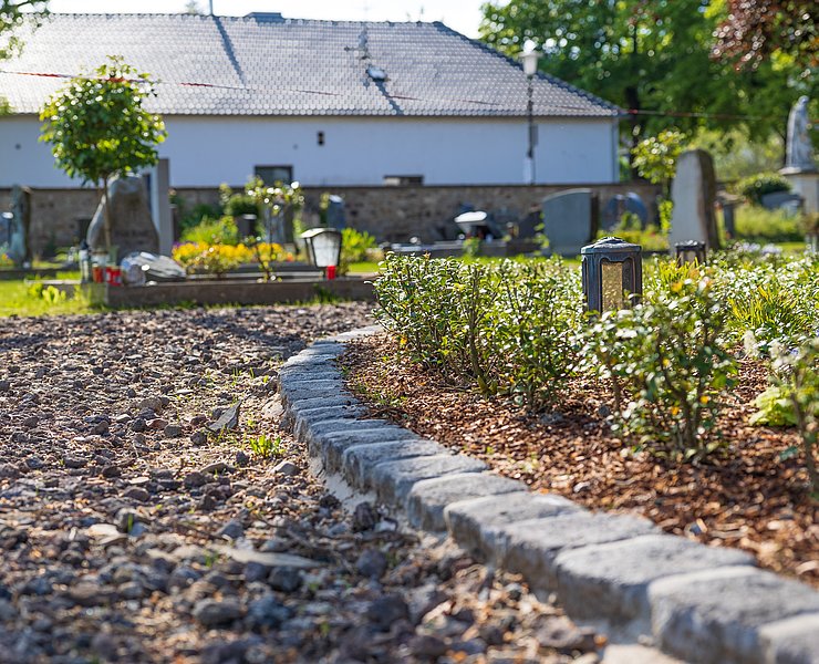 Ahrtor-Friedhof in Ahrweiler mit gepflegten Wegen, grünen Pflanzen und ruhiger Atmosphäre im Stadtteil Ahrweiler.