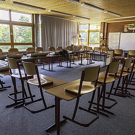 Stühle und Tische in einem Klassenraum