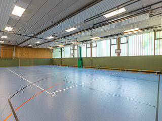 Sporthalle der Grundschule Ahrweiler im Stadtteil Ahrweiler – moderne Sportstätte mit vielseitigen Nutzungsmöglichkeiten.
