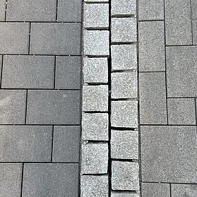 Nahaufnahme des neuen Pflasters aus der Obenansicht.