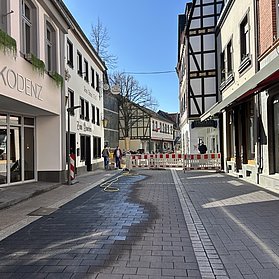 Innenstadt Ahrweiler mit Fachwerkhäusern und Baustelle, vielfältige Geschäfte und historische Atmosphäre im Stadtteil Ahrweiler.