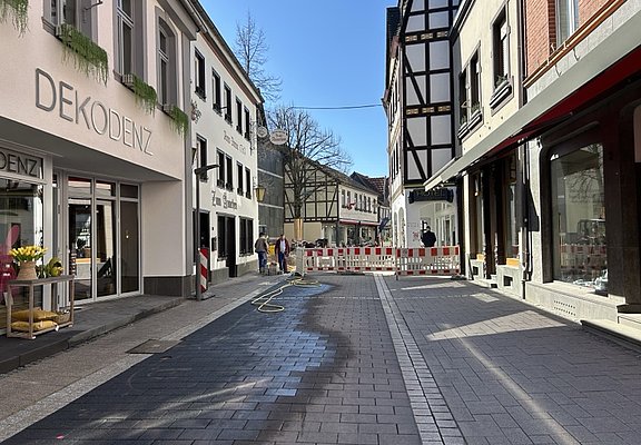 Innenstadt Ahrweiler mit Fachwerkhäusern und Baustelle, vielfältige Geschäfte und historische Atmosphäre im Stadtteil Ahrweiler.