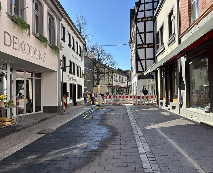 Innenstadt Ahrweiler mit Fachwerkhäusern und Baustelle, vielfältige Geschäfte und historische Atmosphäre im Stadtteil Ahrweiler.