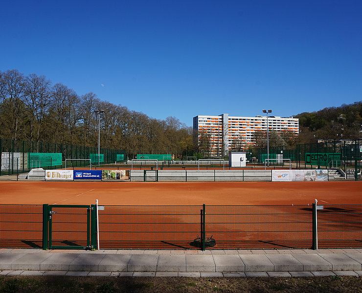 HTC Tennisanlage Bad Neuenahr in Bad Neuenahr-Ahrweiler mit gepflegten Sandplätzen für Tennisbegeisterte.