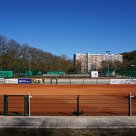 HTC Tennisanlage Bad Neuenahr in Bad Neuenahr-Ahrweiler mit gepflegten Sandplätzen für Tennisbegeisterte.