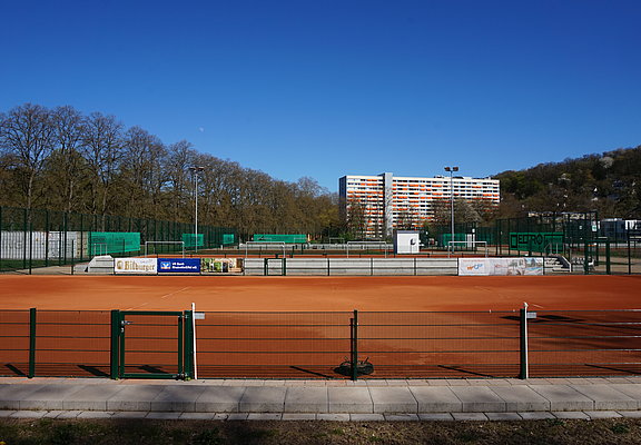 HTC Tennisanlage Bad Neuenahr in Bad Neuenahr-Ahrweiler mit gepflegten Sandplätzen für Tennisbegeisterte.
