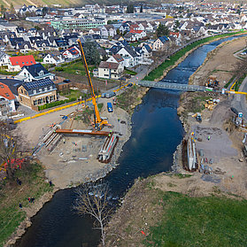 Bauarbeiten an der Bachemer Brücke über die Ahr im Stadtteil Bachem mit Kränen und Baumaschinen.