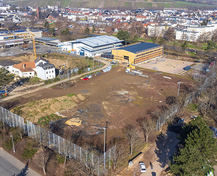 Sportplatz im Wiederaufbau: Erdarbeiten