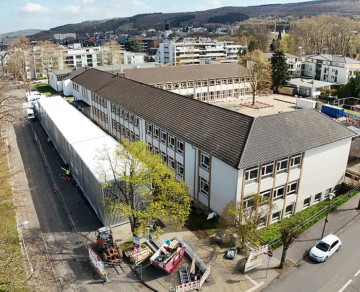 Vor der Grundschule Bad Neuenahr stehen die Container, die aktuell als Klassenräume genutzt werden.