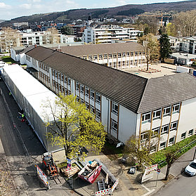 Vor der Grundschule Bad Neuenahr stehen die Container, die aktuell als Klassenräume genutzt werden.