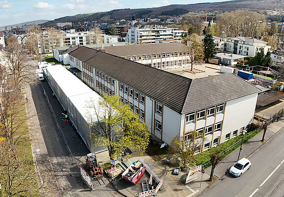 Vor der Grundschule Bad Neuenahr stehen die Container, die aktuell als Klassenräume genutzt werden.