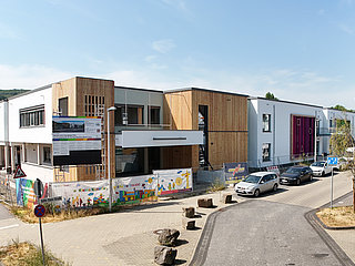 Die Holzfassade am Eingang ist befindet sich links und rechts vom Eingang.