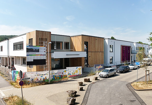 Die Holzfassade am Eingang ist befindet sich links und rechts vom Eingang.
