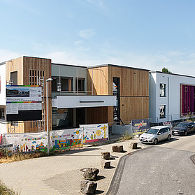 Die Holzfassade am Eingang ist befindet sich links und rechts vom Eingang.