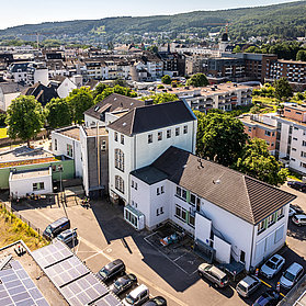 Drohnenaufnahme von Bad Neuenahr-Ahrweiler mit Fokus auf das Mehrgenerationenhaus und die Kita.