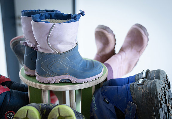 Kinderstiefel stehen ordentlich nebeneinander in der Kita Rappelkiste Bachem im Stadtteil Bad Neuenahr.