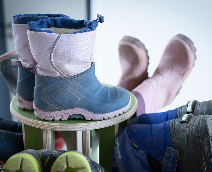 Kinderstiefel stehen ordentlich nebeneinander in der Kita Rappelkiste Bachem im Stadtteil Bad Neuenahr.