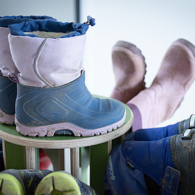 Kinderstiefel stehen ordentlich nebeneinander in der Kita Rappelkiste Bachem im Stadtteil Bad Neuenahr.