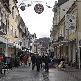 Fußgängerinnen und Fußgänger in der Poststraße.