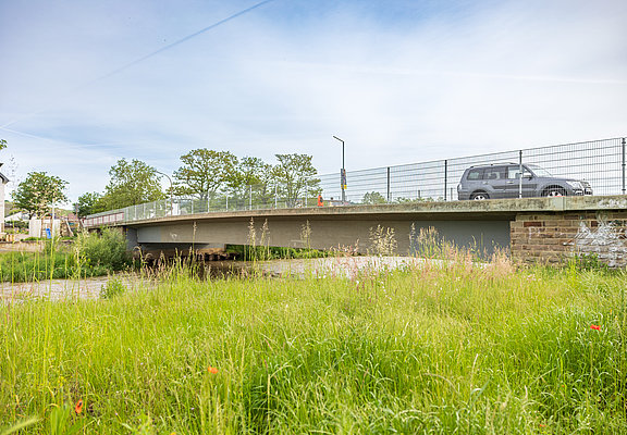 Brücke über Flusslauf