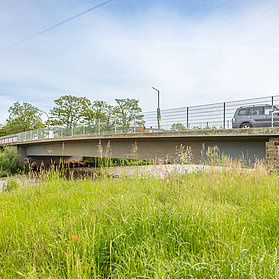 Brücke über Flusslauf