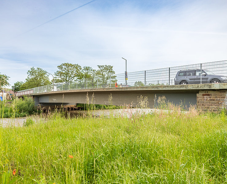 Brücke über Flusslauf