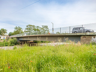 Brücke über Flusslauf