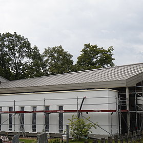 Aussegnungshalle Friedhof Ahrweiler im Stadtteil Ahrweiler mit moderner Architektur und laufender Baustelle.
