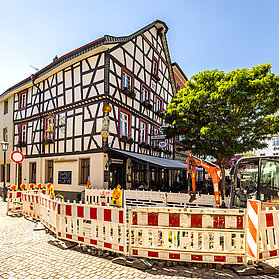 Innenstadt Ahrweiler im Stadtteil Ahrweiler mit historischen Fachwerkhäusern und Bauarbeiten im Vordergrund.