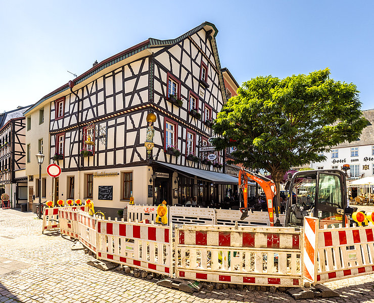 Innenstadt Ahrweiler im Stadtteil Ahrweiler mit historischen Fachwerkhäusern und Bauarbeiten im Vordergrund.