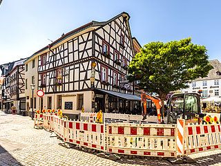 Innenstadt Ahrweiler im Stadtteil Ahrweiler mit historischen Fachwerkhäusern und Bauarbeiten im Vordergrund.