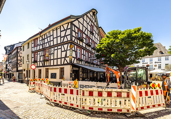 Innenstadt Ahrweiler im Stadtteil Ahrweiler mit historischen Fachwerkhäusern und Bauarbeiten im Vordergrund.