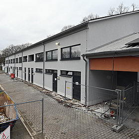 Apollinarisstadion im Stadtteil Bad Neuenahr: Moderne Sportstätte im Bau mit neuem Gebäude und Bauarbeiten.