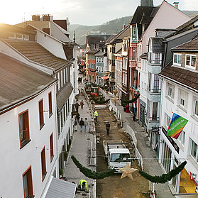 Straßenarbeiten bei Weihnachtsdekoration von Oben.