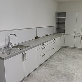 Moderne Küchenzeile im Neubau der Erich Kästner - Realschule Plus im Stadtteil Bad Neuenahr, Ahrtal.