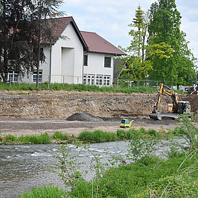 Bauarbeiten an der Carl-von-Ehrenwall-Allee am Flussufer im Stadtteil Ahrweiler mit Baggern und Erdeinsatz.