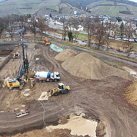 Baustellen-Fahrzeuge bewegen Erde