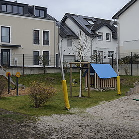 Spielplatz der im Bau befindlichen Kita St. Pius im Stadtteil Bad Neuenahr mit modernem Wohnumfeld.