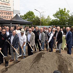 Spatenstich für das neue Feuerwehrhaus Heppingen im Stadtteil Heppingen. Vertreter der Stadt und Feuerwehr mit Spaten in den Händen.